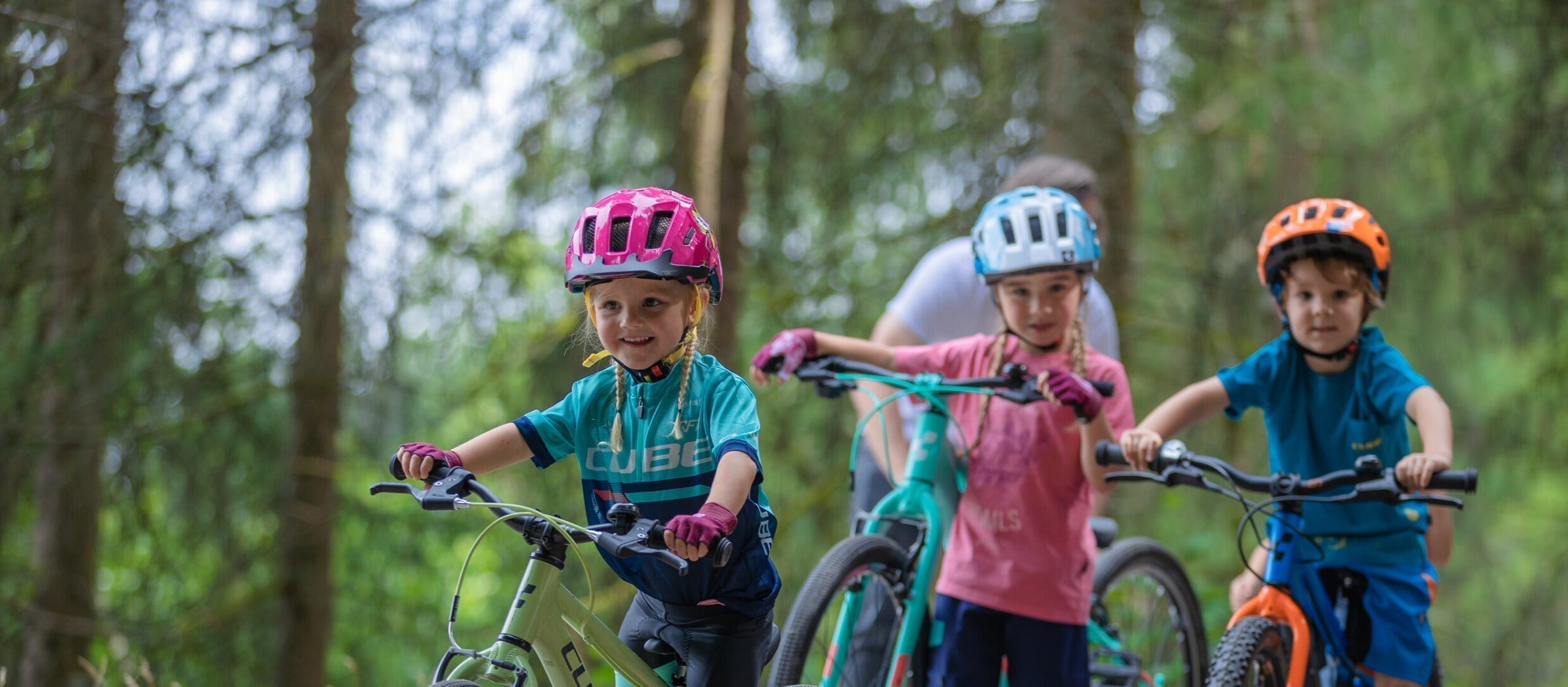 FIETSEN IN HET DONKER: ZO ZORG JE DAT JE KIND GOED ZICHTBAAR IS