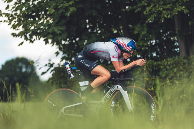 Fietsen op een triathlon fiets van CUBE