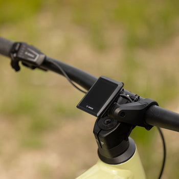Een fietscomputer op een stuur van een CUBE fiets