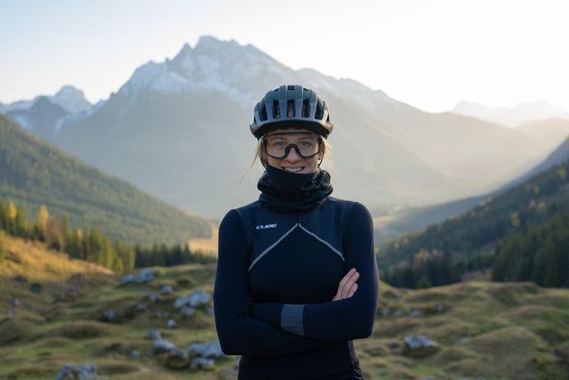 vrouw in fietskleding dames van CUBE