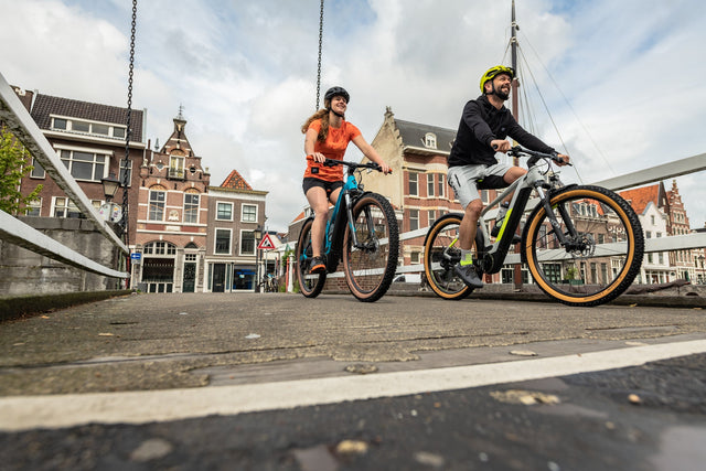 Elektrische stadsfiets van CUBE in de stad