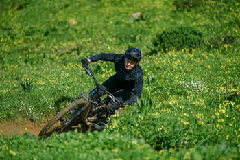 CUBE mountainbike met hydraulische vering en schijfrem op de trail
