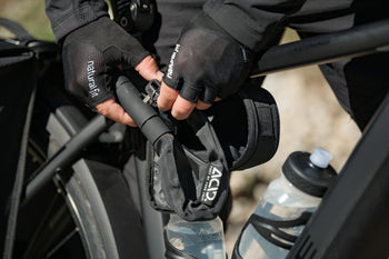Iemand zijn CUBE fiets op het fietsslot zet