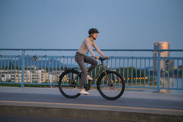 CUBE fiets met fietsverlichting met oplaadbare batterij