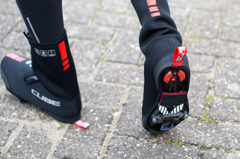Reflecterende overschoenen van CUBE op de straat