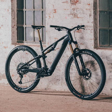 CUBE AMS HYBRID ONE44 C:68X SLT 400X 29 CARBON/GOLDDUST